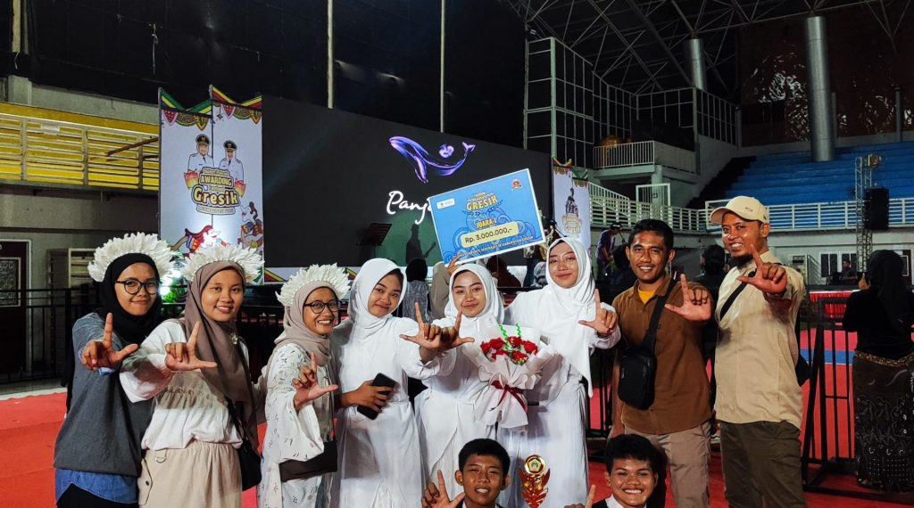 Juara 1 Lomba Musikalisasi puisi se kabupaten Gresik