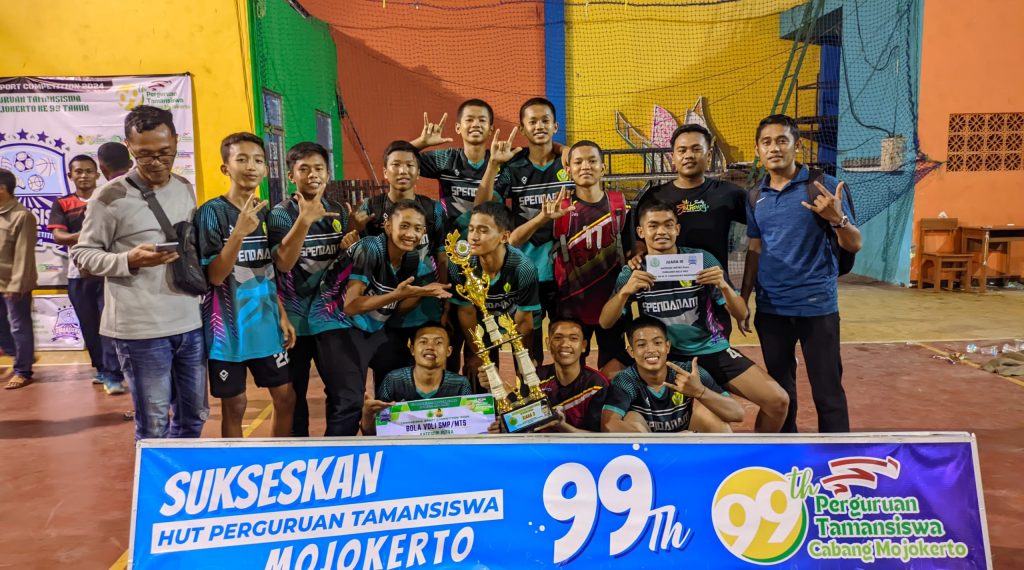 Juara 3 Kejuaraan bolavoli antar SMPMTS se kabupaten Gresik, Sidoarjo dan Mojokerto.